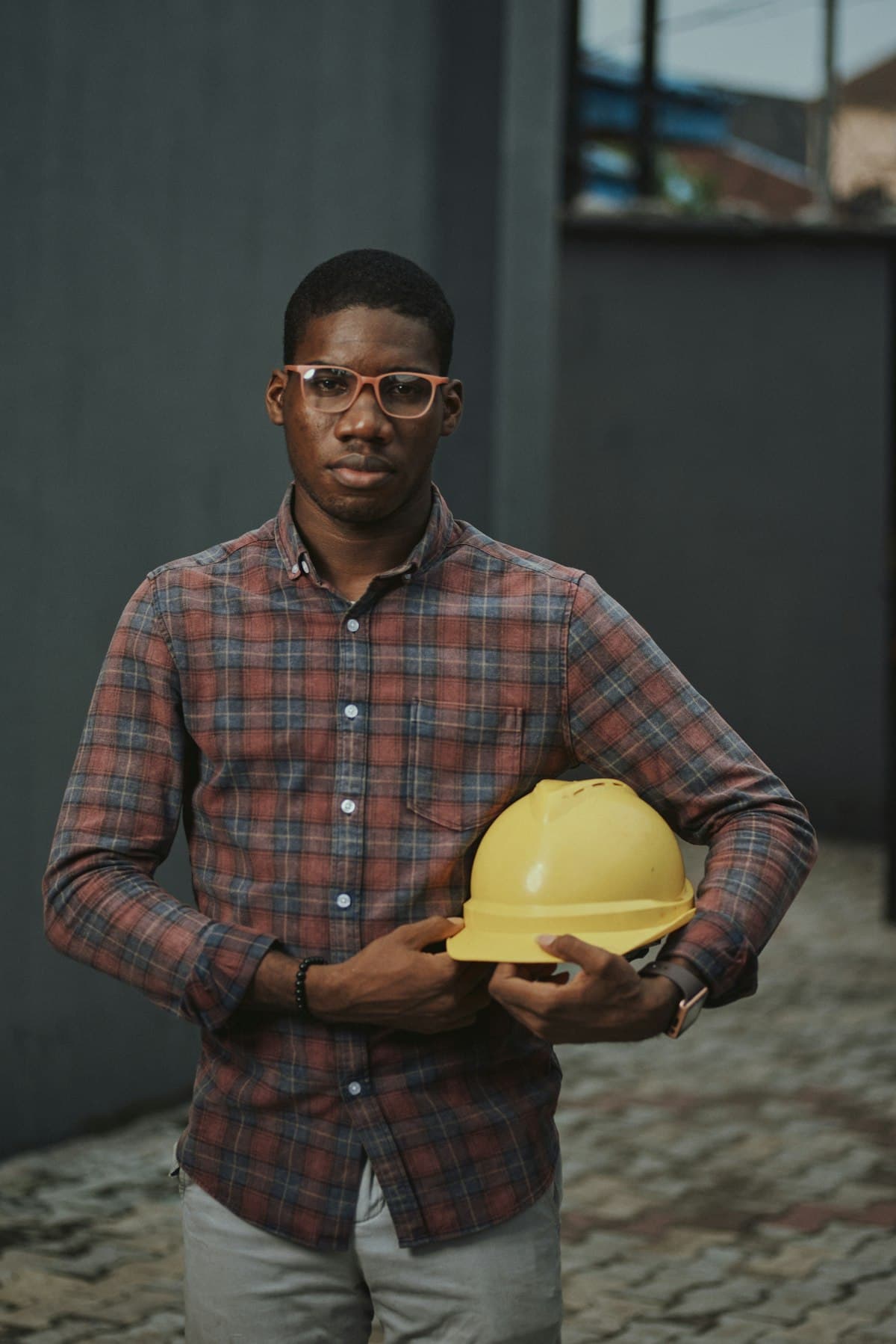 Technicien de maintenance tenant son casque de chantier