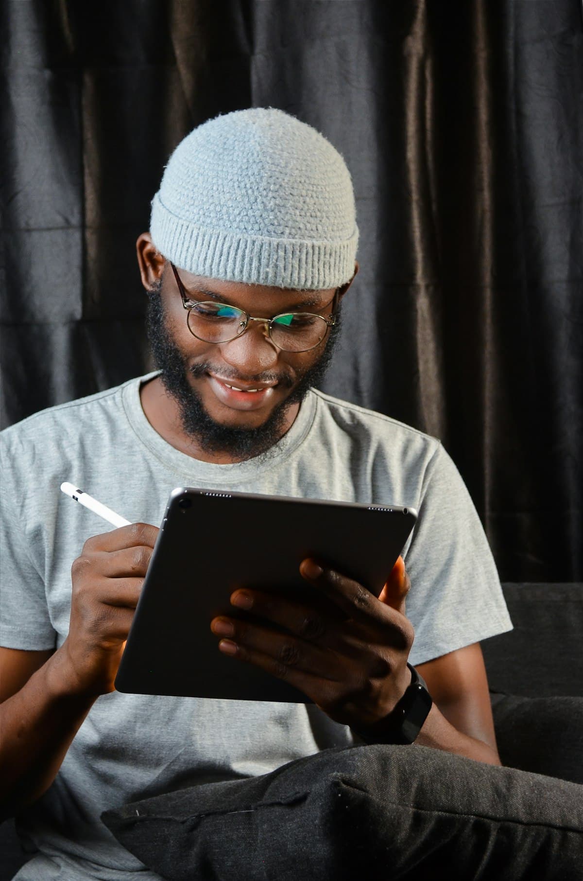 Employé notant une intervention sur une tablette